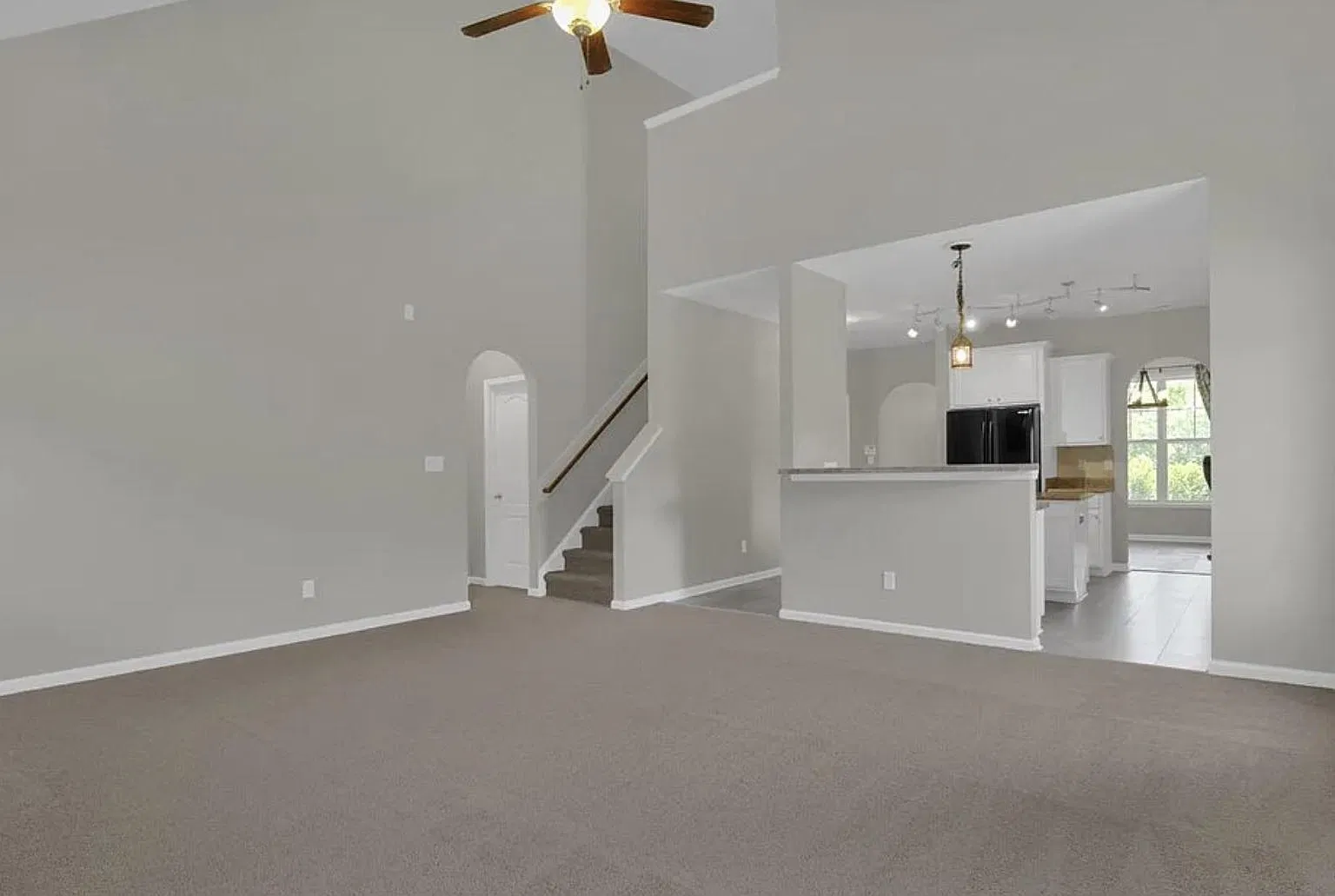 5 bed, 2379 sqft, $800 — Photo 3