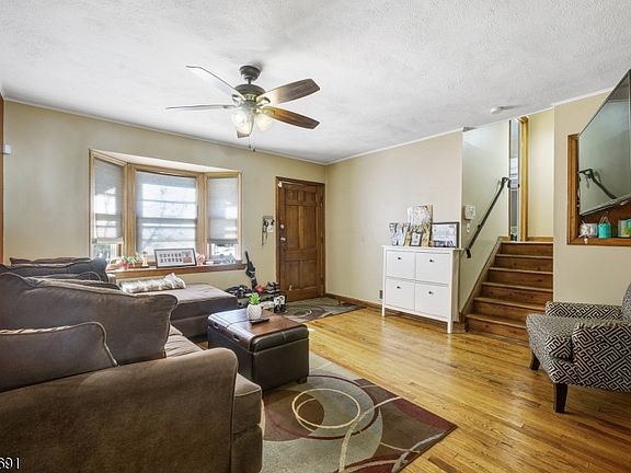 4th image of 232 Laurel Ave