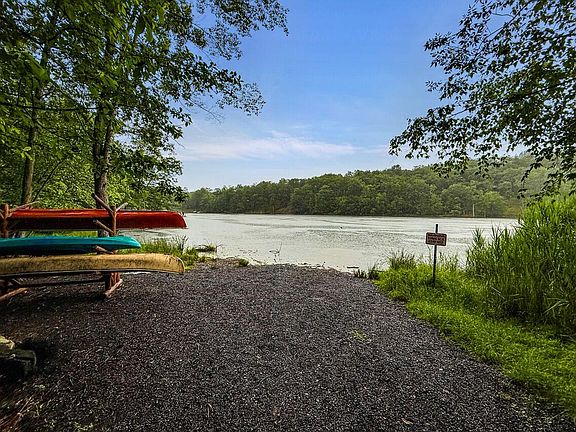 4th image of 453 Lakeside Dr