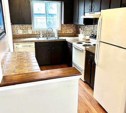 Kitchen, appliances stay