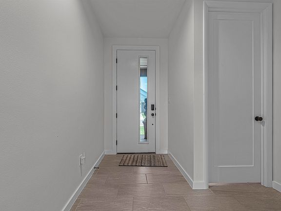 3rd image of 107 Canyon Lake Dr
