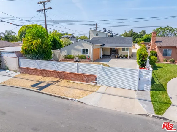 10741 Stagg St, Sun Valley, CA 91352