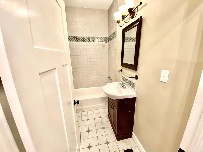 411 S 6th St — Photo 16