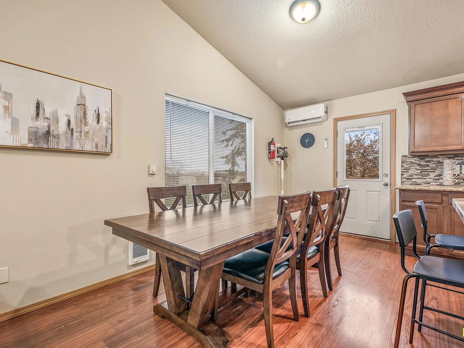 3 bed, 2.5 bath, 1900 sqft, $5,950 — Photo 4
