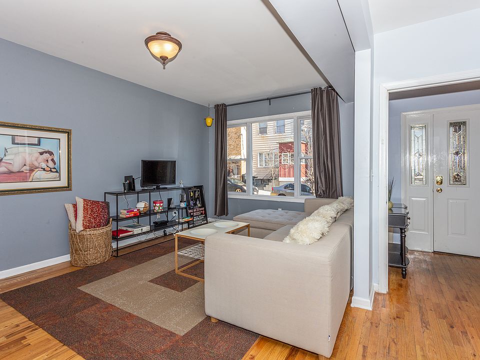 First floor foyer/livingroom