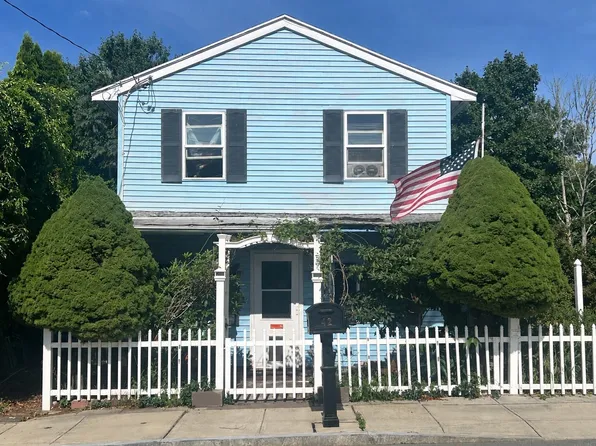 42 Milton St, Dartmouth, MA 02748