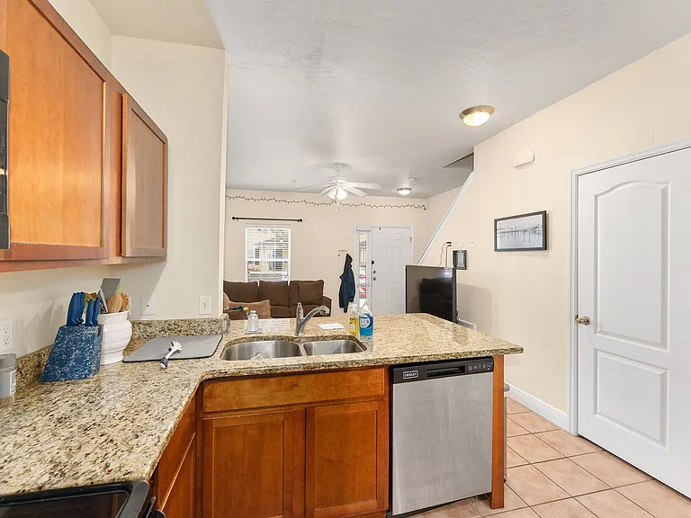 2980 SW 35th Pl #101 — Photo 4
