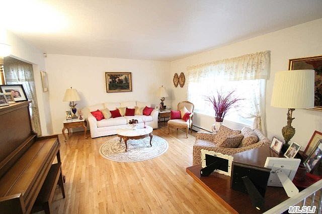 1st image of 6 Leslie Ln