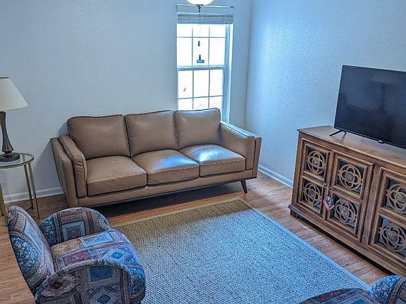 Sitting room or office space