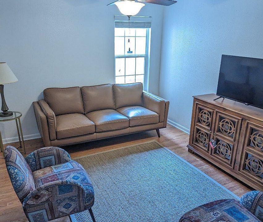 Sitting room or office space