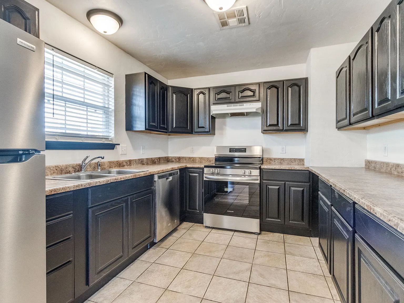 3 bed, 1.5 bath, 1036 sqft, $1,200 — Photo 2