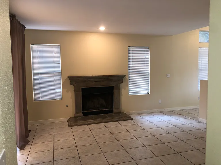 10347 N Camarillo Dr #1 — Photo 2