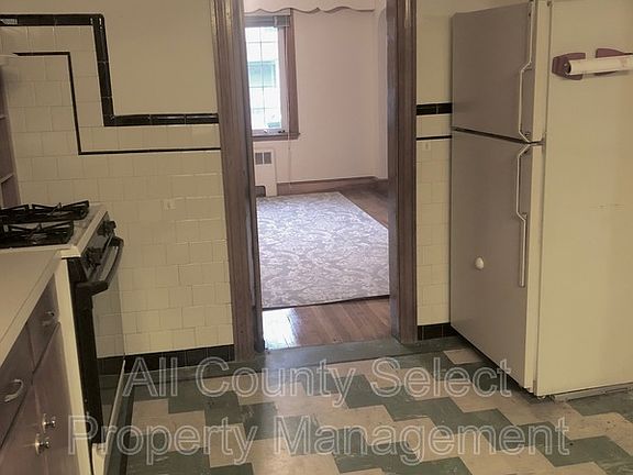 3rd image of 216 Linwood St #1