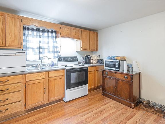 5th image of 805 School Ave