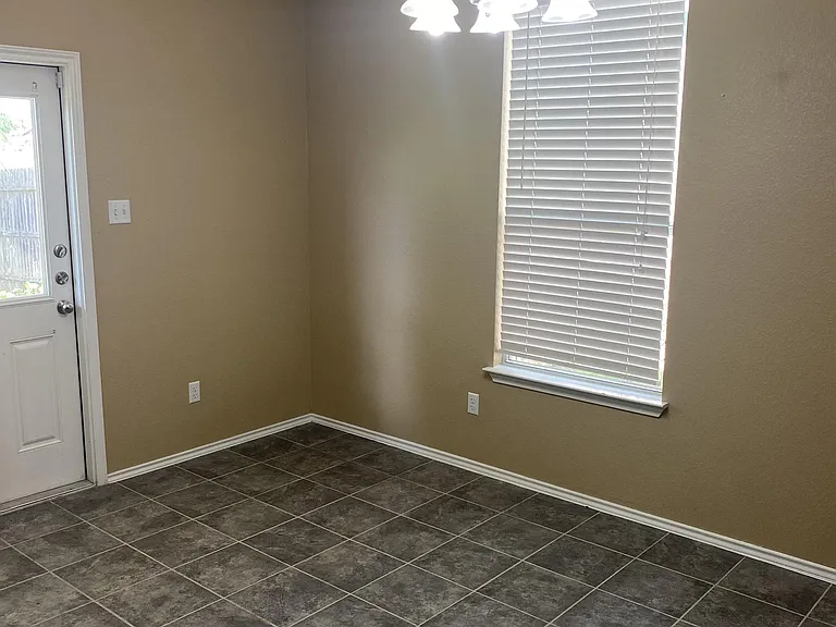 3216 Claymore St — Photo 6