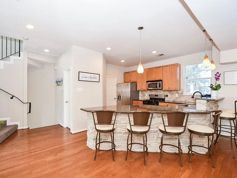 1129 W 15th 1/2 St #B — Photo 13