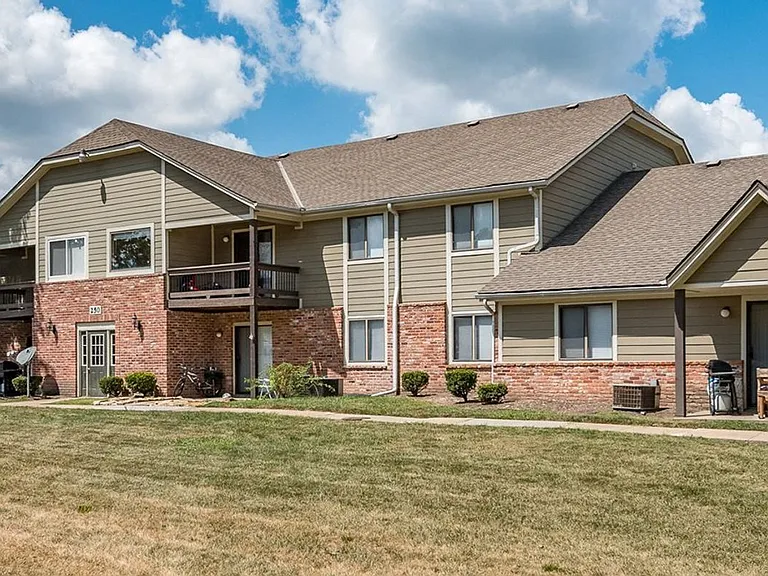 Spring Hill Plaza Apartments — Photo 12