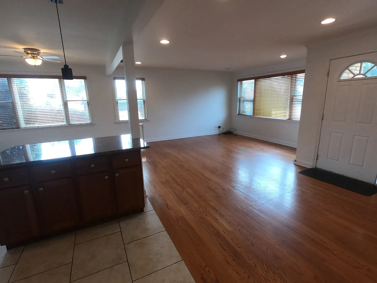 3 bed, 1693 sqft, $2,900 — Photo 2