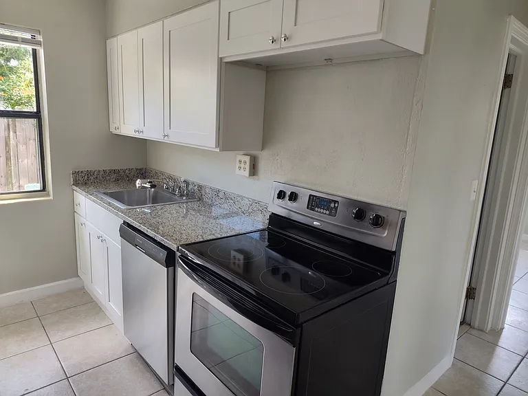 318 N Oleander Ave — Photo 16