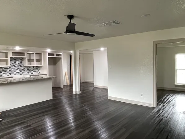 206 N Shady Oaks St, Lake Jackson, TX 77566