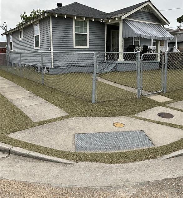 1st image of 2000 Piety St