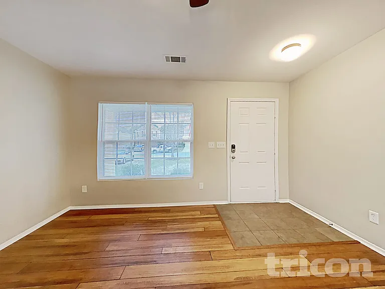 4560 Stone Mountain Dr — Photo 3