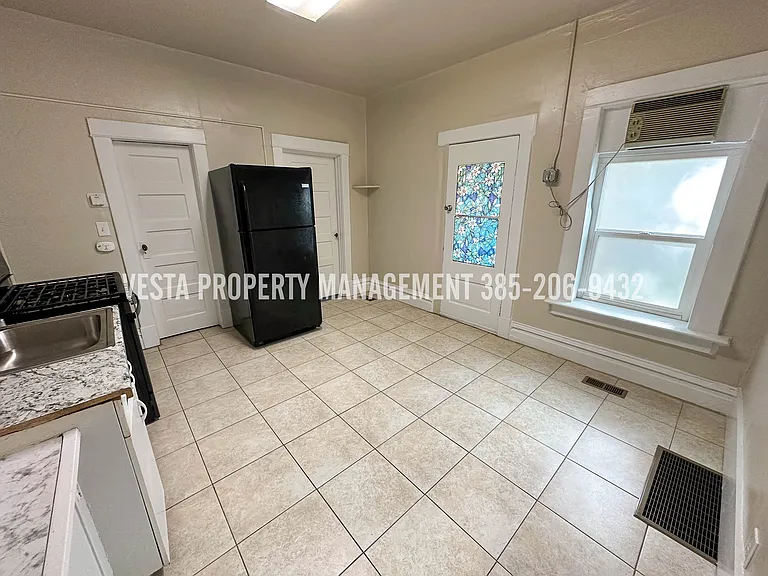 538 30th St #1 — Photo 4