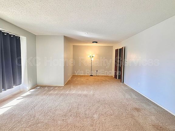 4th image of 12109 Camelot Dr