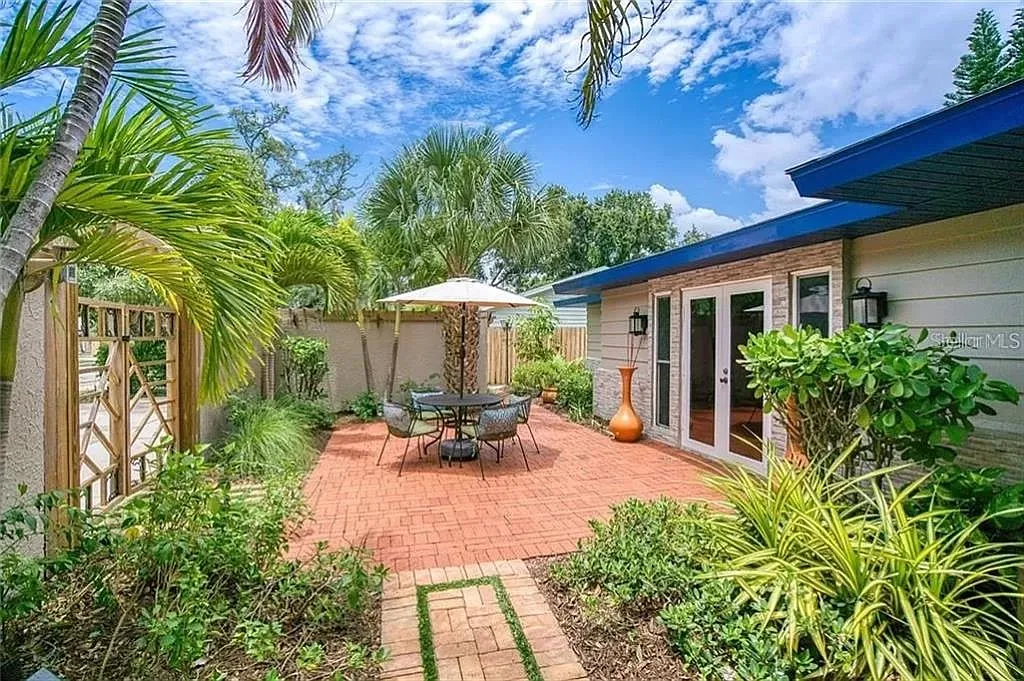 4 bed, 4.0 bath, 2200 sqft, $6,500 — Photo 2