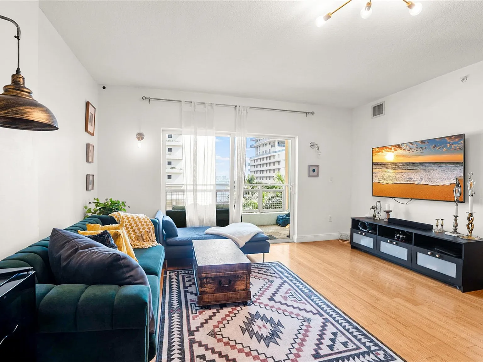 2 bed, 1.0 bath, 1545 sqft, $3,300 — Photo 1