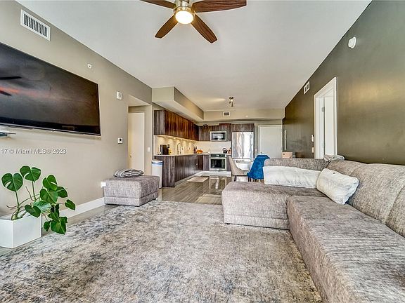 4th image of 2960 NE 207th St Unit 713