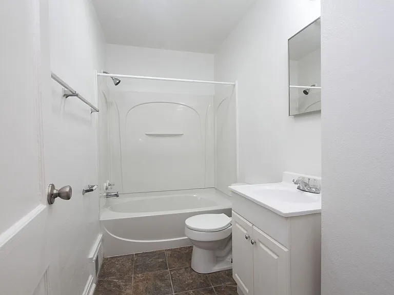 Colonial Manor Apartments — Photo 15