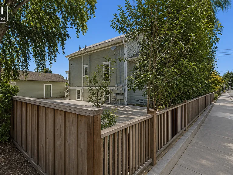 Charming Victorian Home & Spacious Yard — Photo 31