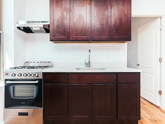 3rd image of 1456 Jefferson Ave #3