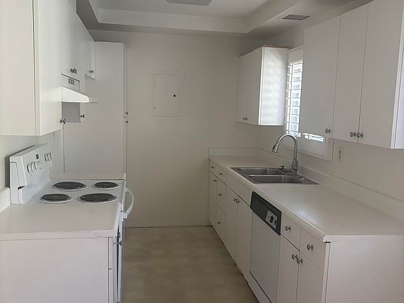 3rd image of 141 W Hillcrest Blvd APT 7
