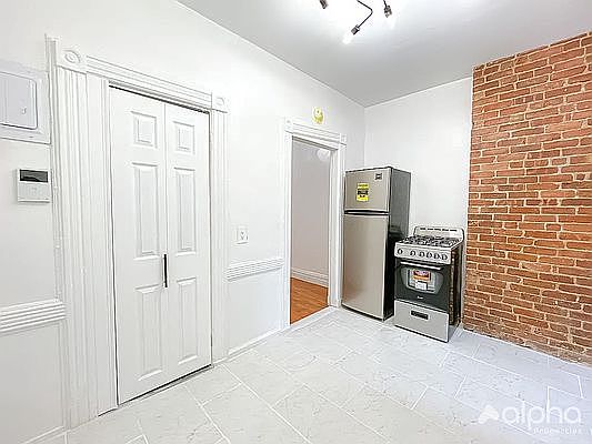 4th image of 454 W 47th St #5E