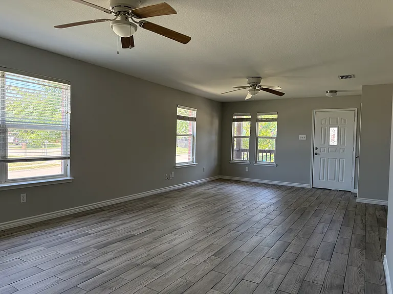 2429 Emerald Ln — Photo 11