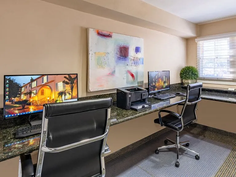 Lindbrook Manor Apartments Business Center
