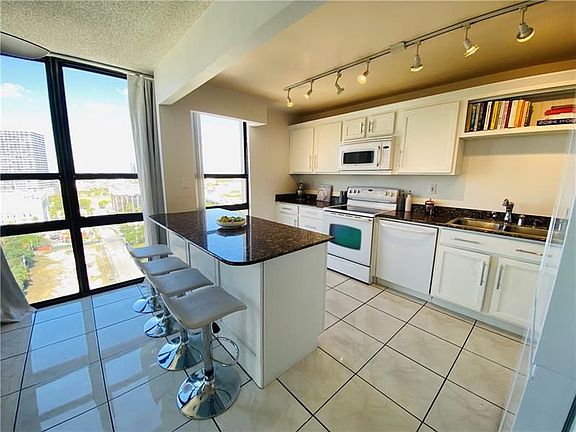 5th image of 600 NE 36th St APT 1921