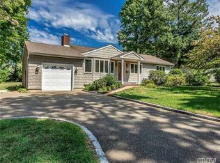 31 Oakwood St, Greenlawn, NY 11740