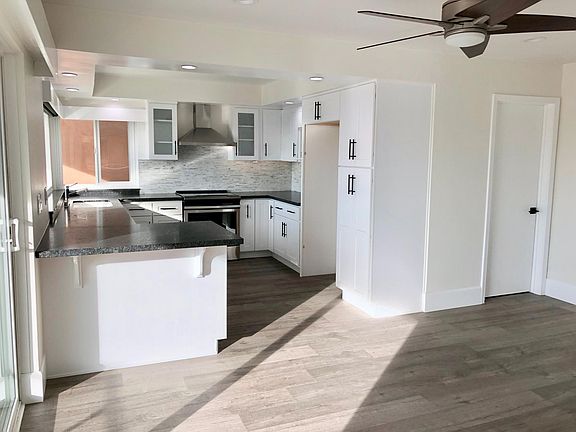 A little breakfast bar to enjoy the view while you watch the cook.