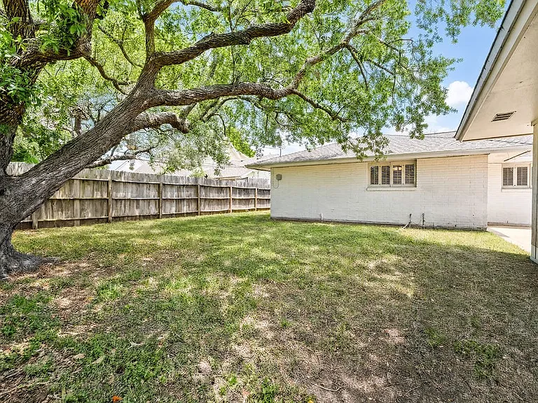 630 Bradshaw Dr — Photo 12