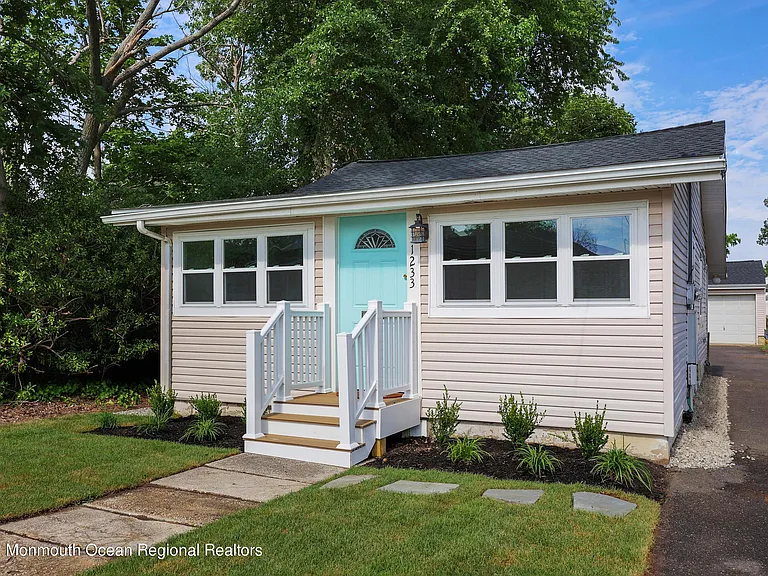 1233 Oakwood Rd — Photo 1