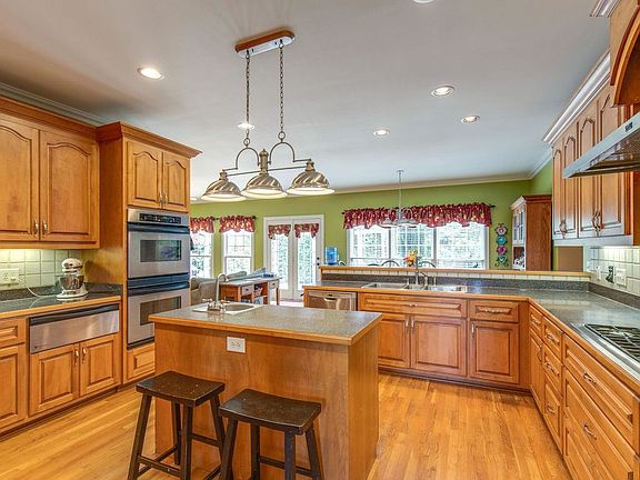 4th image of 804 Austins Way