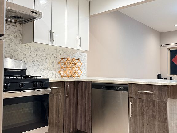 3rd image of 4219 165th St Floor 1