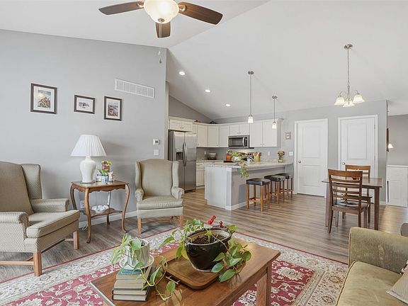 5th image of 604 Riley Ln