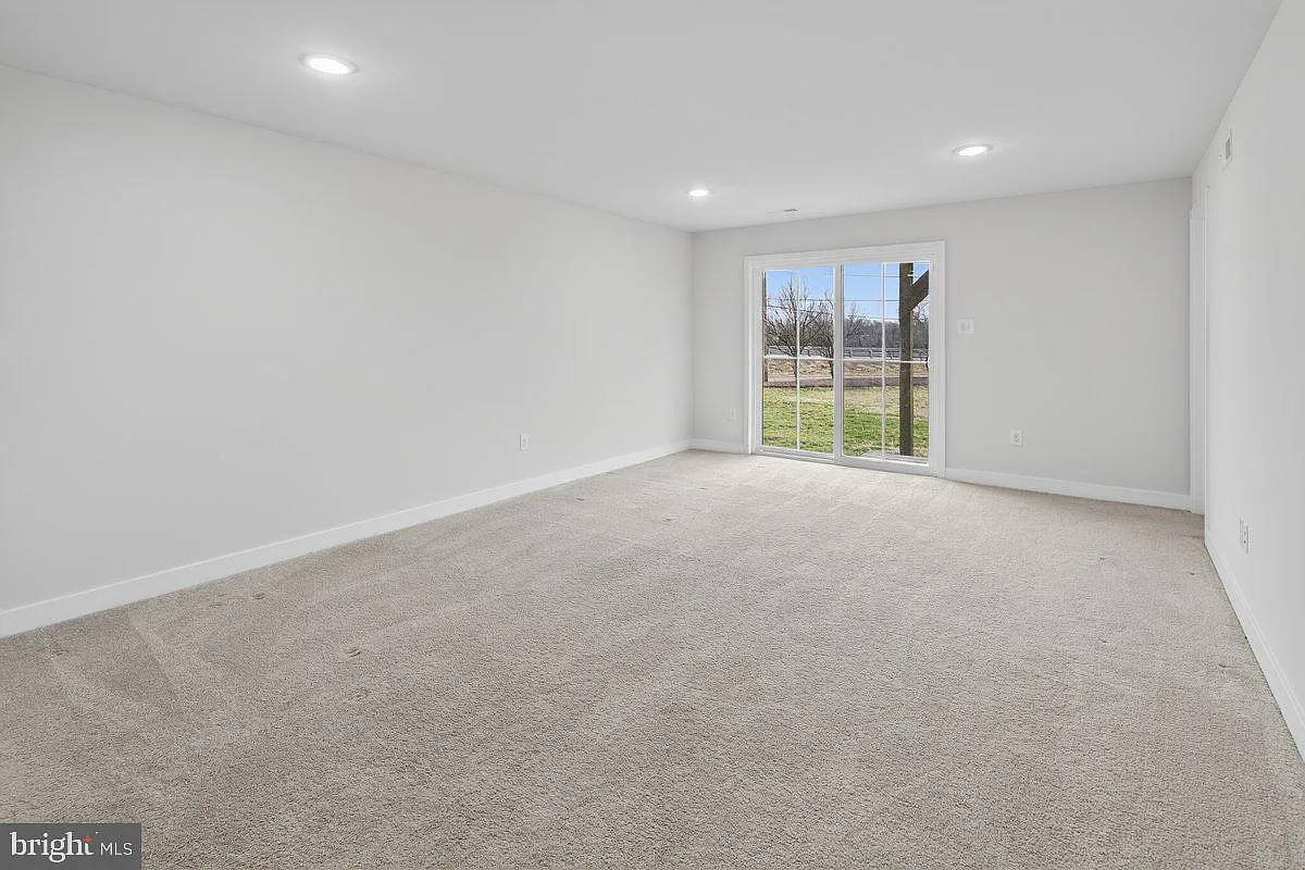 4 bed, 3.5 bath, 2320 sqft, $3,800 — Photo 4