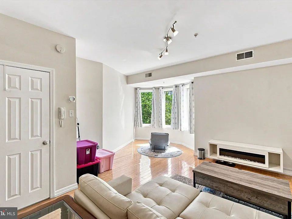 800 N 2nd St #4
