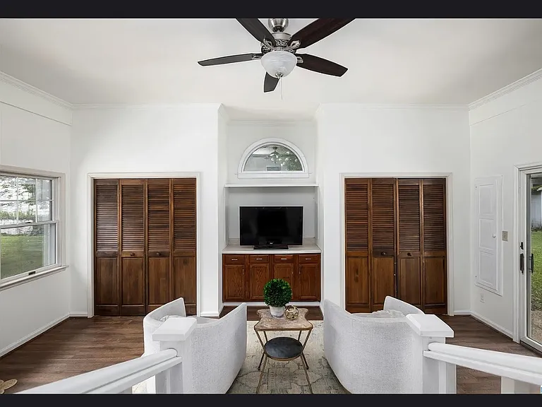 660 Bourbon Cir — Photo 6
