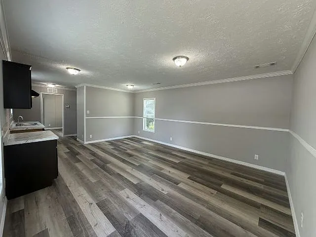 3 bed, 2.0 bath, 1056 sqft, $1,900 — Photo 4